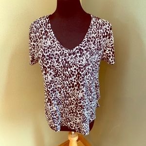 Short sleeved V-neck print top.